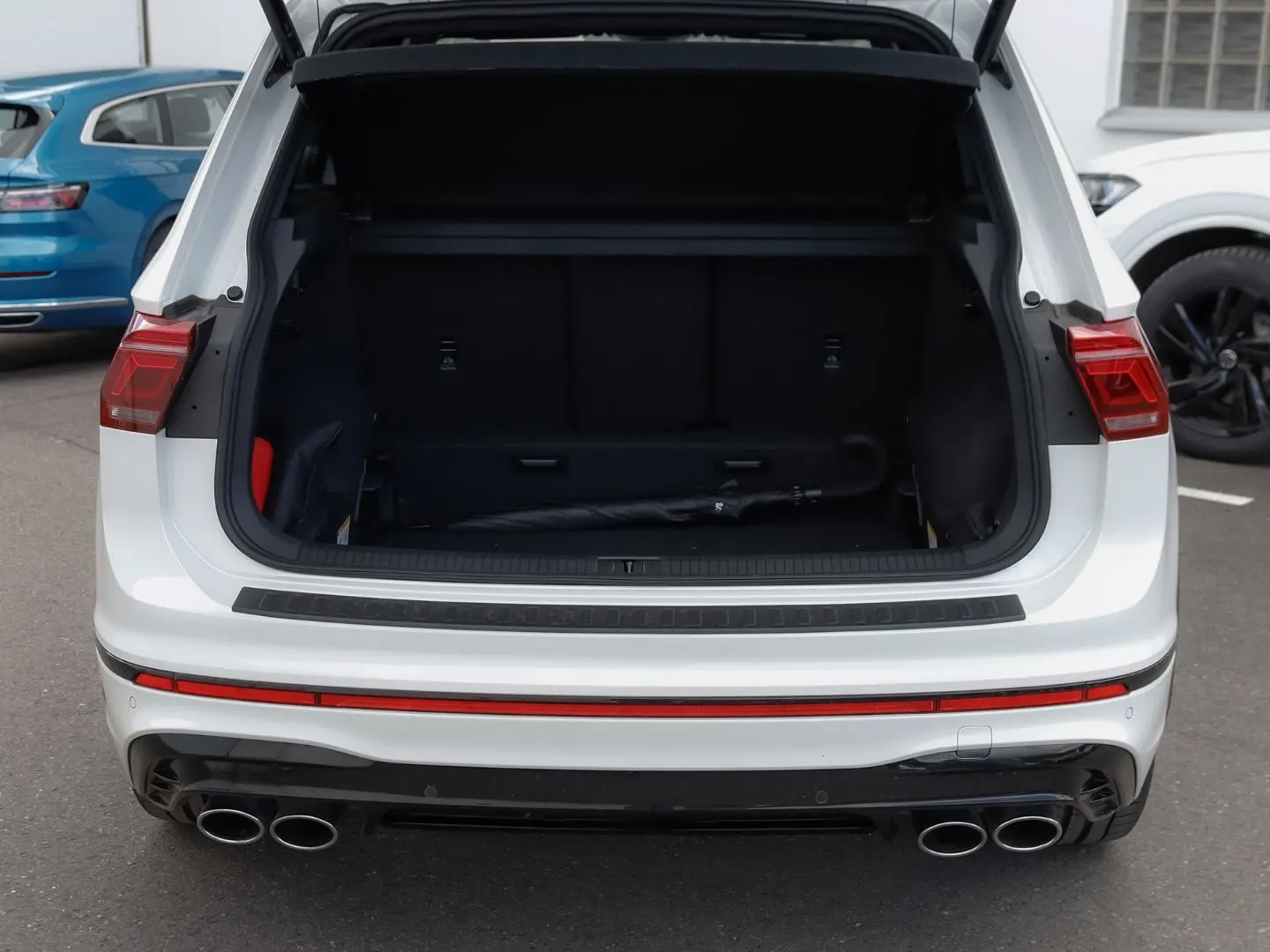 Tiguan R BLACKSTYLE 4M DSG HEADUP AHK DCC MATRIX