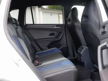 Tiguan R BLACKSTYLE 4M DSG HEADUP AHK DCC MATRIX