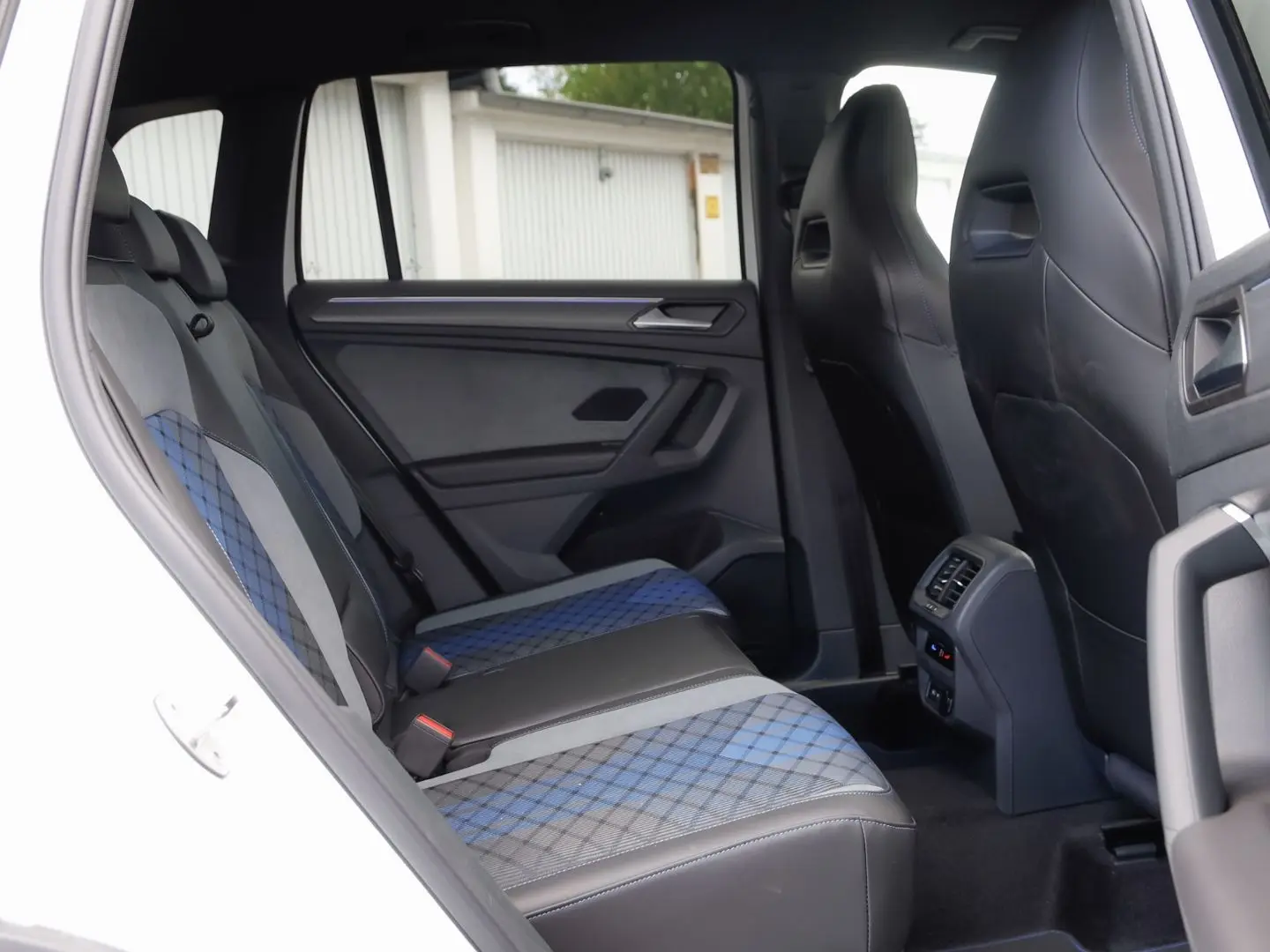 Tiguan R BLACKSTYLE 4M DSG HEADUP AHK DCC MATRIX