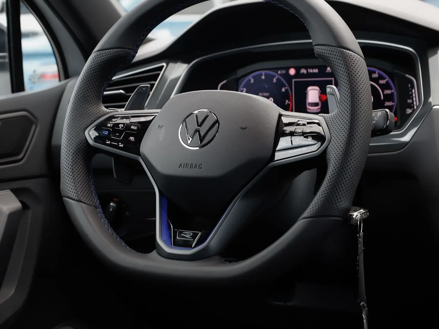 Tiguan R BLACKSTYLE 4M DSG HEADUP AHK DCC MATRIX