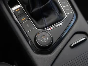 Tiguan R BLACKSTYLE 4M DSG HEADUP AHK DCC MATRIX