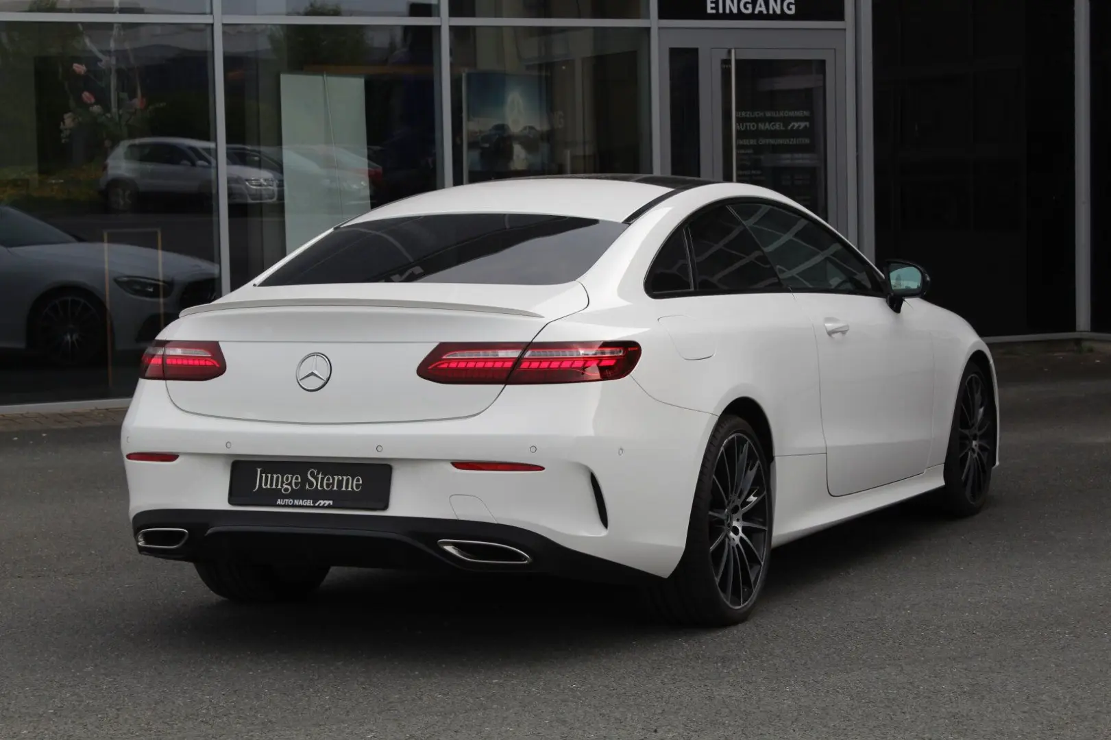 E 300 Coupé AMG +NIGHT+PANO+KAMERA+LED+NAVI+DAB+