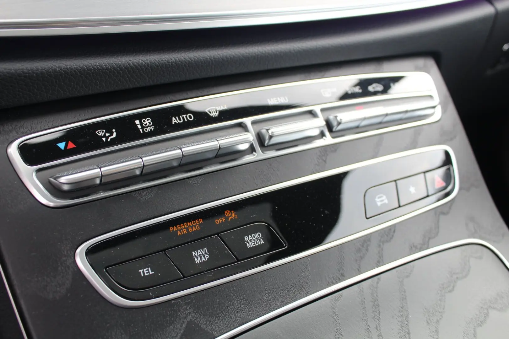 E 300 Coupé AMG +NIGHT+PANO+KAMERA+LED+NAVI+DAB+