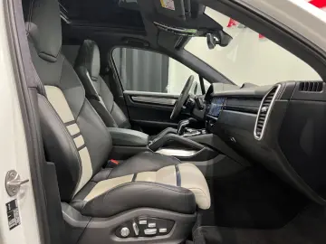 PORSCHE Cayenne Turbo +SPORT CHRONO+PANO+LEASING
