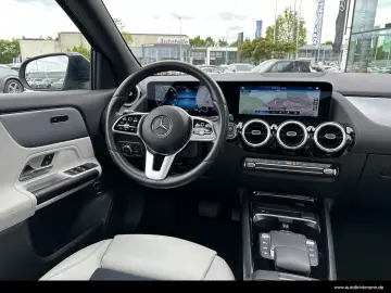 MERCEDES BENZ GLA 200 Style/Panorama/LED/LEASING
