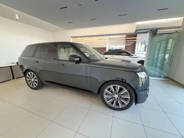 Land Rover Range Rover P460e HSE 22''LM PANO AHK BLACK-PACK