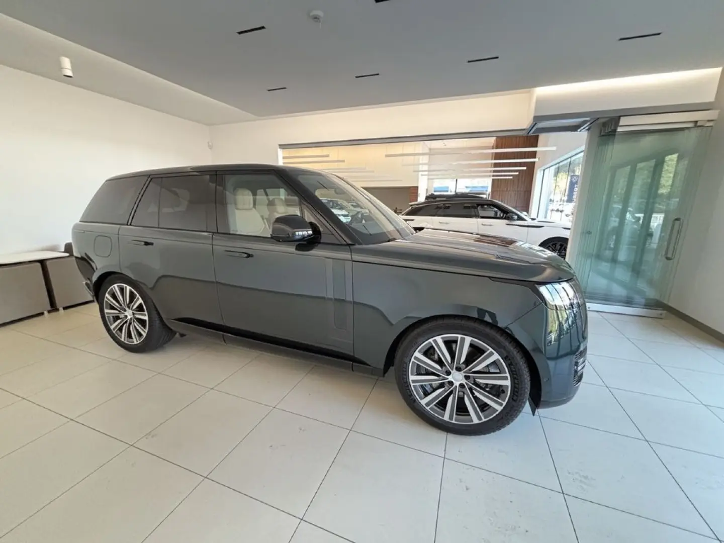 Land Rover Range Rover P460e HSE 22''LM PANO AHK BLACK-PACK