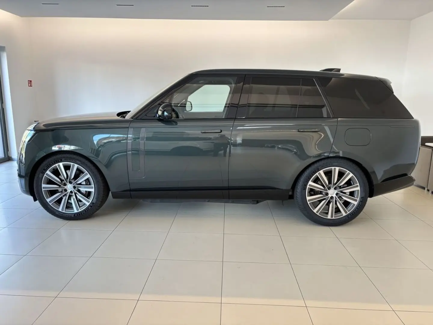 Land Rover Range Rover P460e HSE 22''LM PANO AHK BLACK-PACK