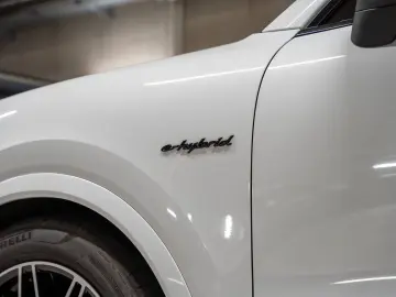 Cayenne E-Hybrid Beifahrerdisplay Massagesitze