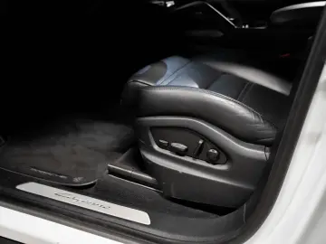Cayenne E-Hybrid Beifahrerdisplay Massagesitze