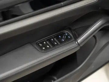 Cayenne E-Hybrid Beifahrerdisplay Massagesitze