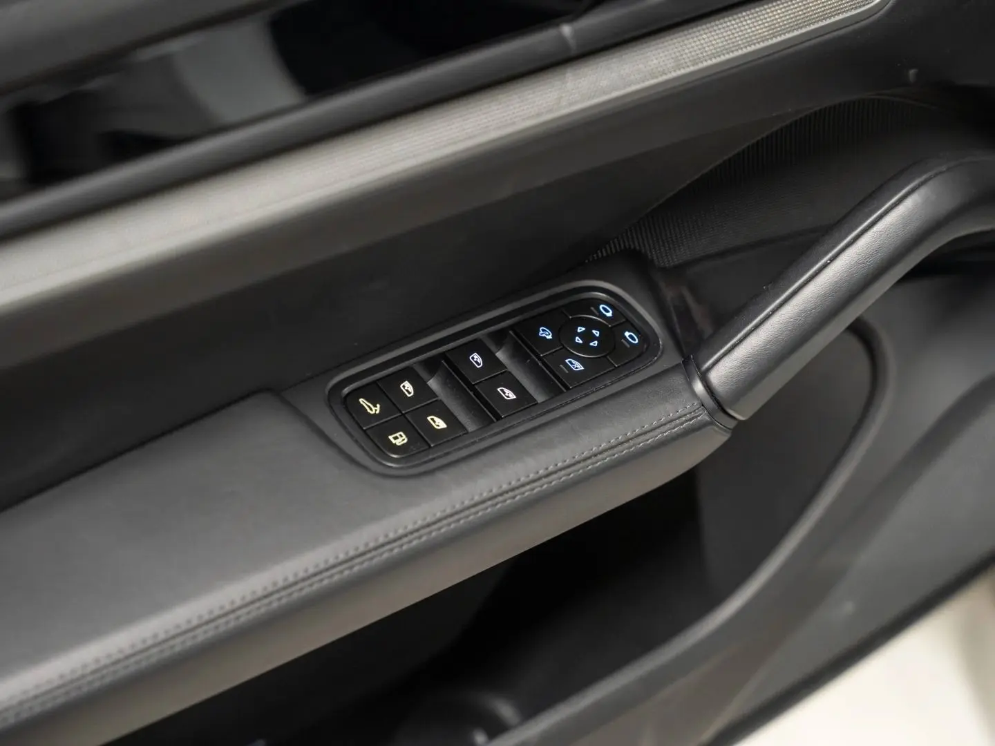 Cayenne E-Hybrid Beifahrerdisplay Massagesitze