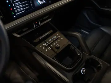 Cayenne E-Hybrid Beifahrerdisplay Massagesitze