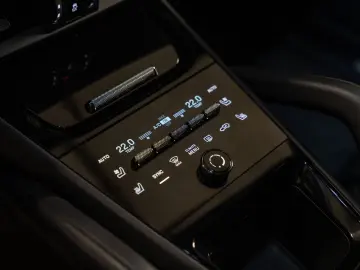 Cayenne E-Hybrid Beifahrerdisplay Massagesitze