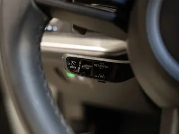 Cayenne E-Hybrid Beifahrerdisplay Massagesitze
