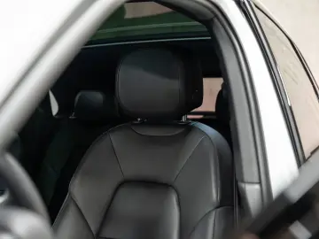 Cayenne E-Hybrid Beifahrerdisplay Massagesitze
