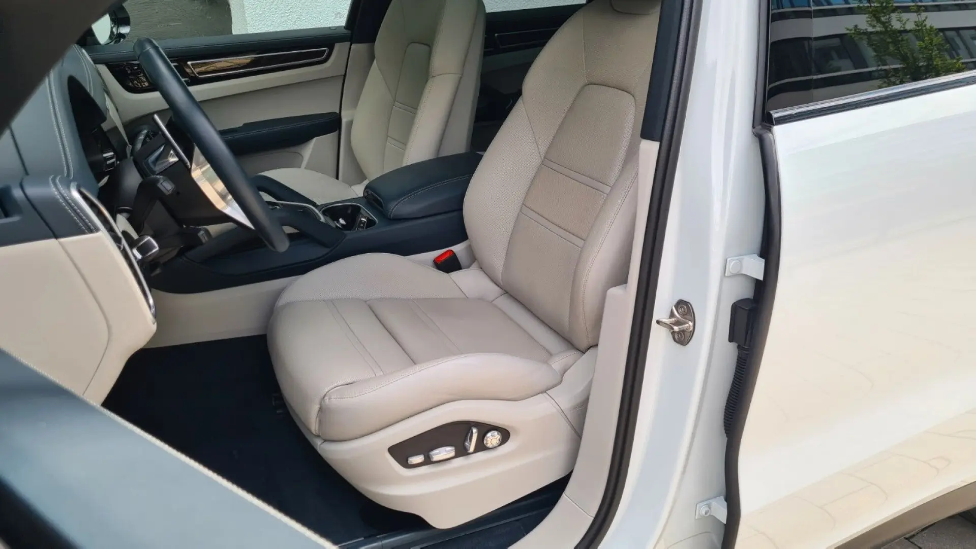Cayenne E-Hybrid,Pano,AHK,Kamera360,PDLS+,HUD,Me