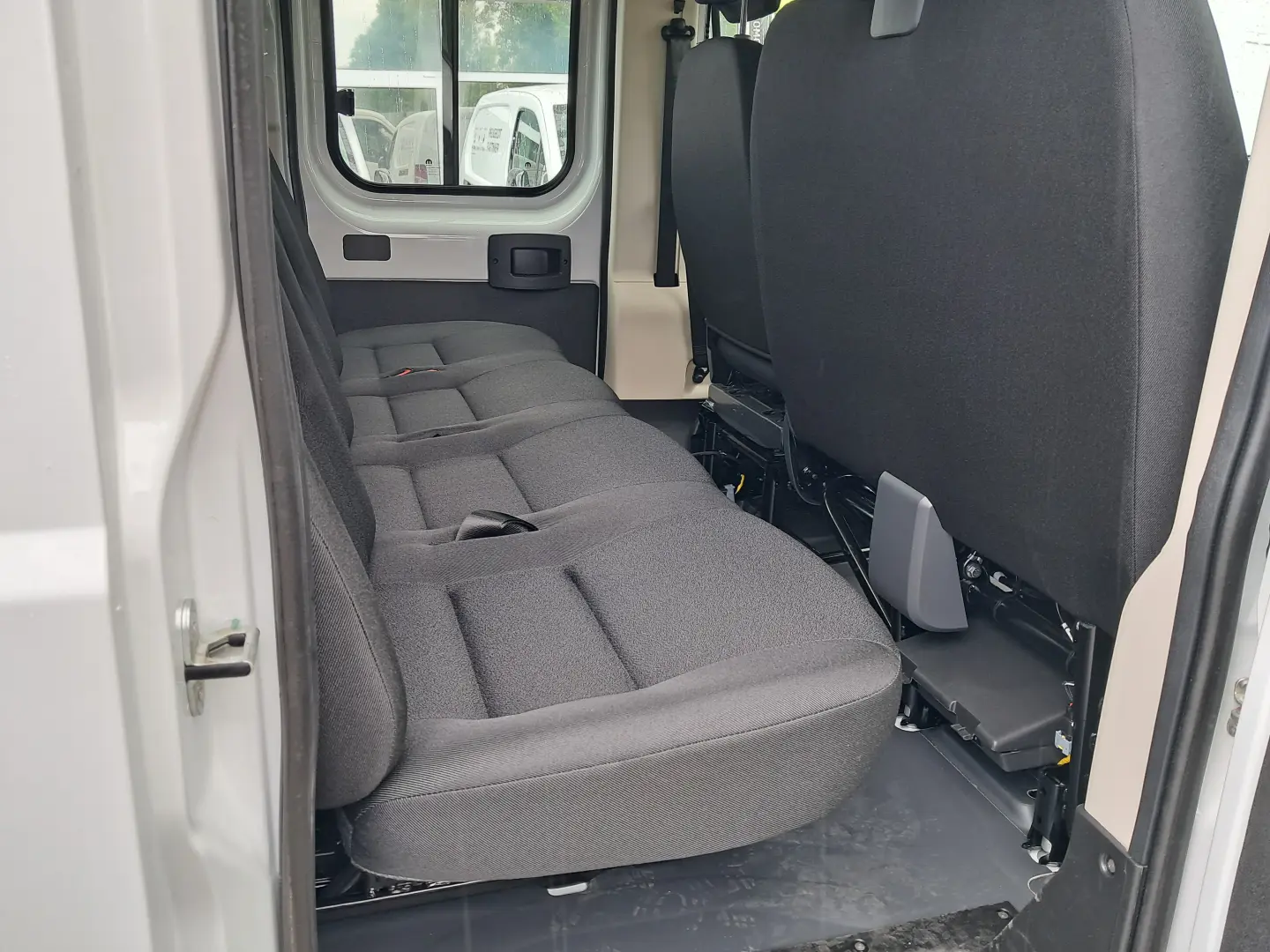 PEUGEOT BOXER Platou Cabina Dubla L4 2.2 diesel 140 CP