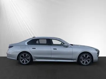 740d xDrive TV-Fond-Entertainment|B&W|Standhzg.