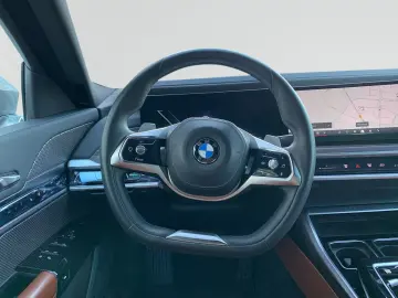 740d xDrive TV-Fond-Entertainment|B&W|Standhzg.