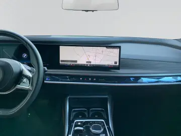 740d xDrive TV-Fond-Entertainment|B&W|Standhzg.