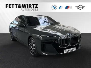 740d xDrive M Sport Fond-Entertainment Panorama