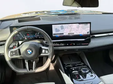 520d xDrive Tou M Sportpaket Pro  Pano AHK  B&W