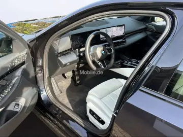 520d xDrive Tou M Sportpaket Pro  Pano AHK  B&W