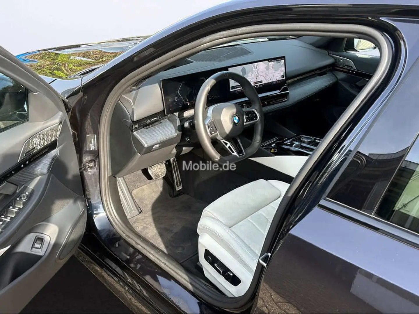 520d xDrive Tou M Sportpaket Pro  Pano AHK  B&W