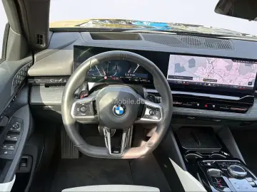 520d xDrive Tou M Sportpaket Pro  Pano AHK  B&W