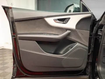 AUDI Q8    S LINE