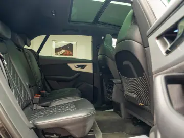 AUDI Q8    S LINE