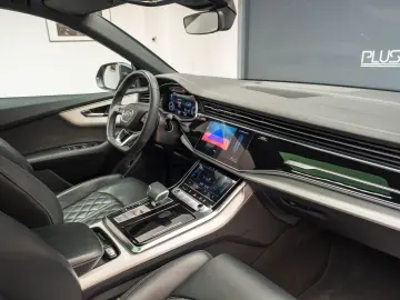 AUDI Q8    S LINE