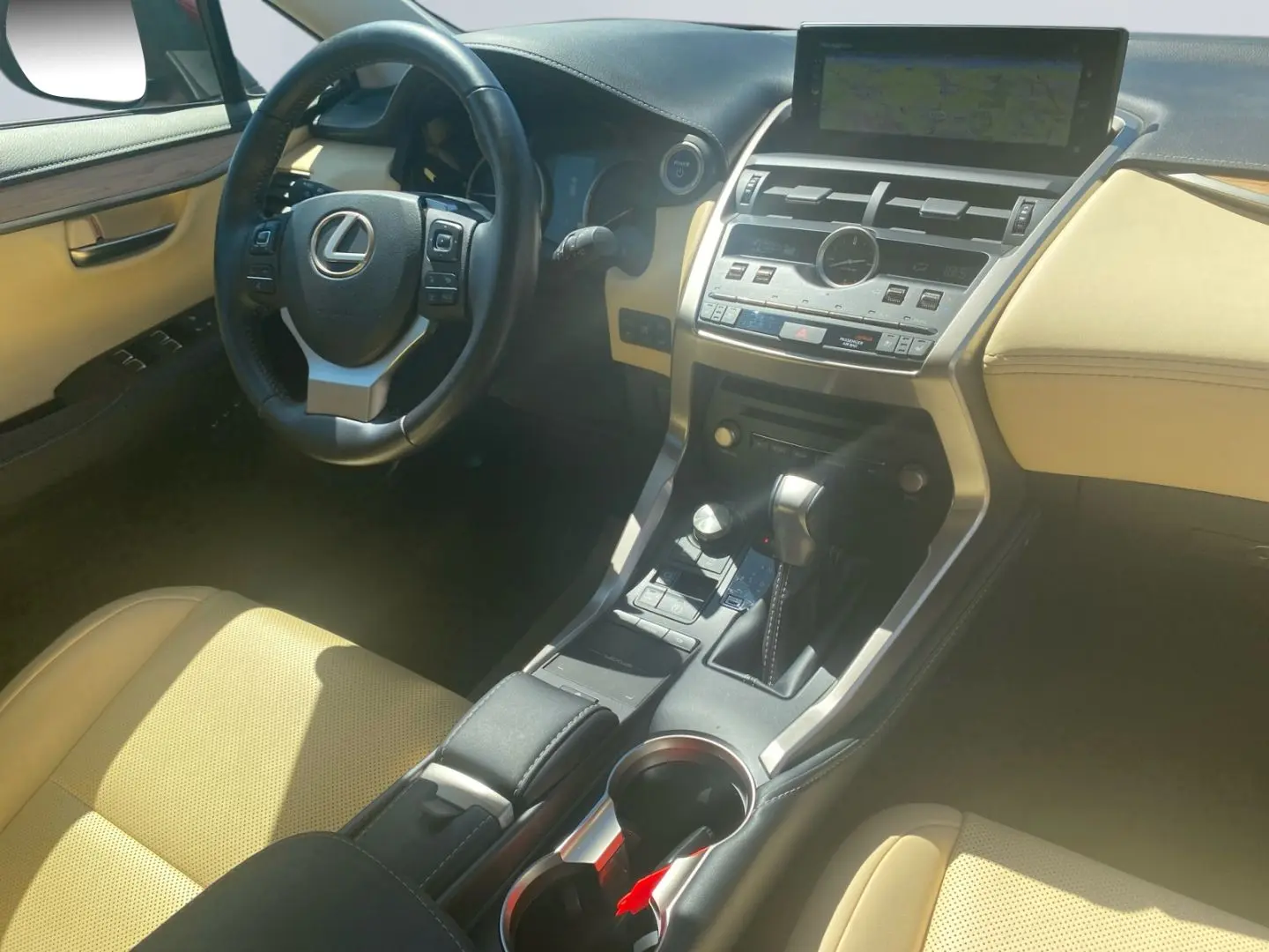 NX 300h E-FOUR Luxury Line *Matrix*360*HUD*Pano*