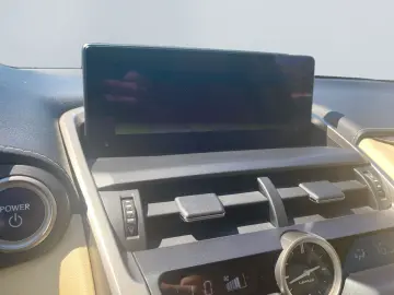 NX 300h E-FOUR Luxury Line *Matrix*360*HUD*Pano*
