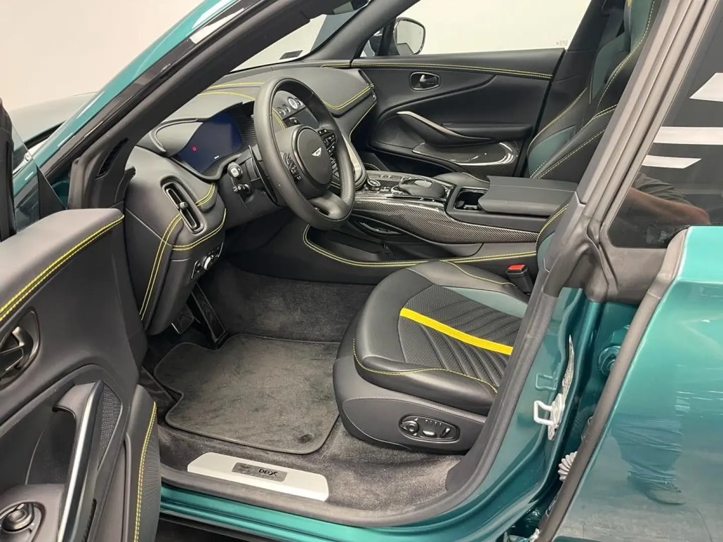 DBX 4.0 V8 DBX707  Vollausstattung mit 24