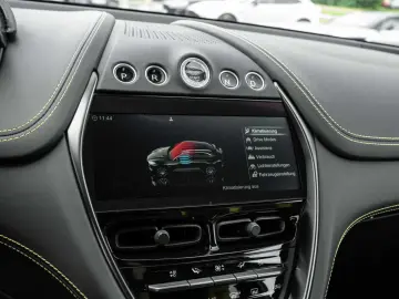 DBX 707 V8 4x4