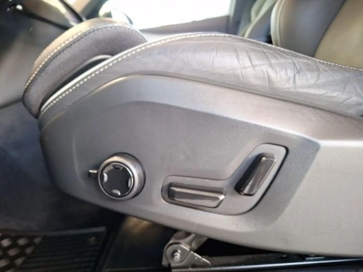 XC90 B5 Diesel AWD Plus Dark 7-Sitzer AHK ACC 36