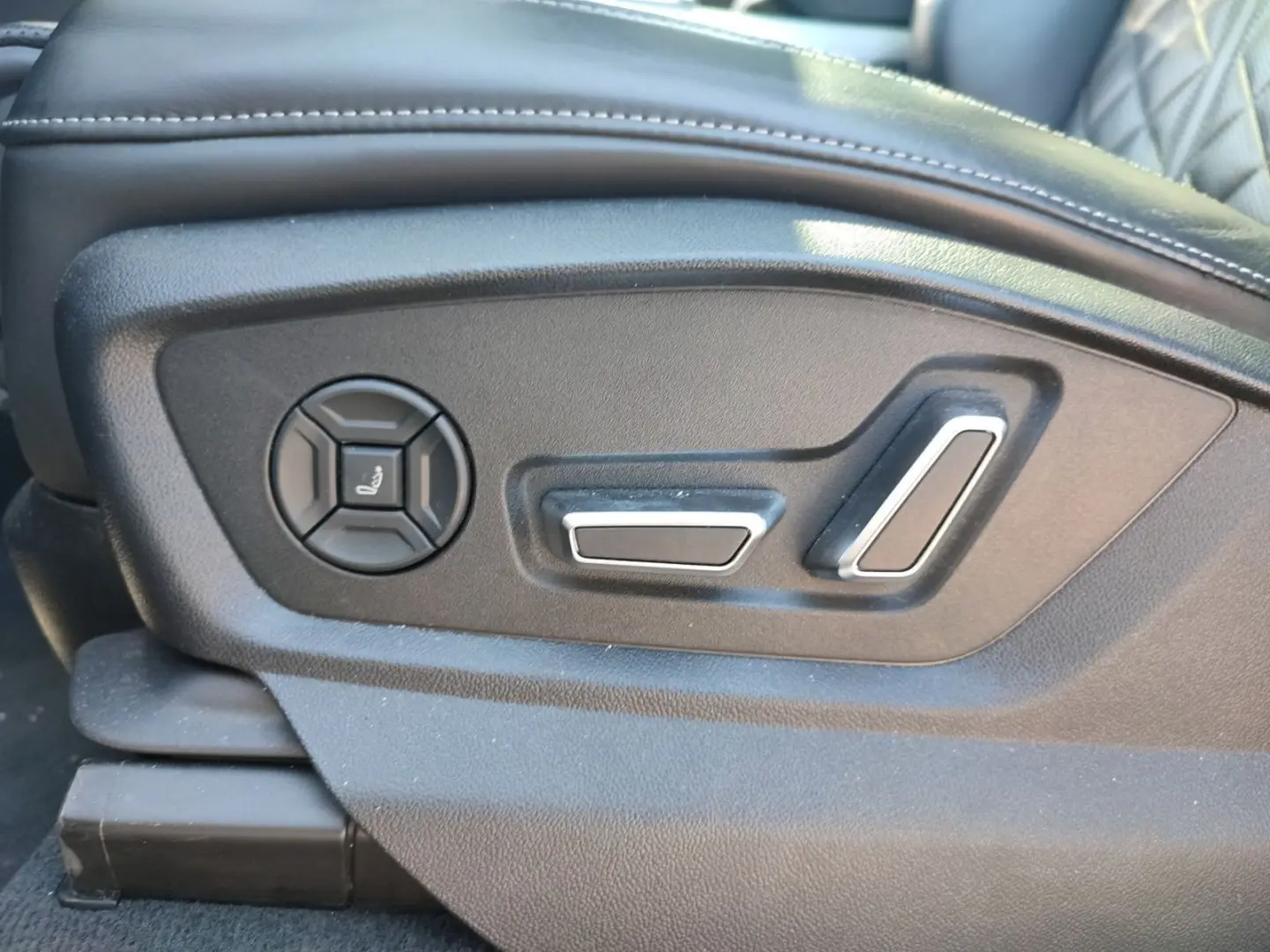 SQ7 4.0 TFSI quattro*Navi*Matrix*Alu*HUD*B&O*PDC