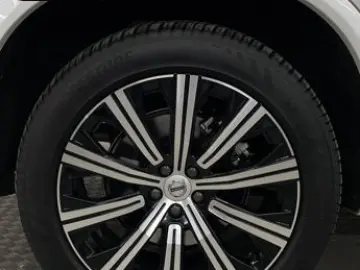 XC90 B5 D AWD Plus Dark 7SITZ+PANO+AHK+360+H&K+