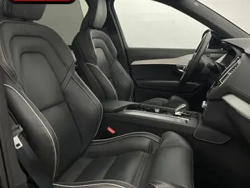 XC90 B5 D PLUS DARK AWD 7SITZ+PANO+AHK+360+MEMO+