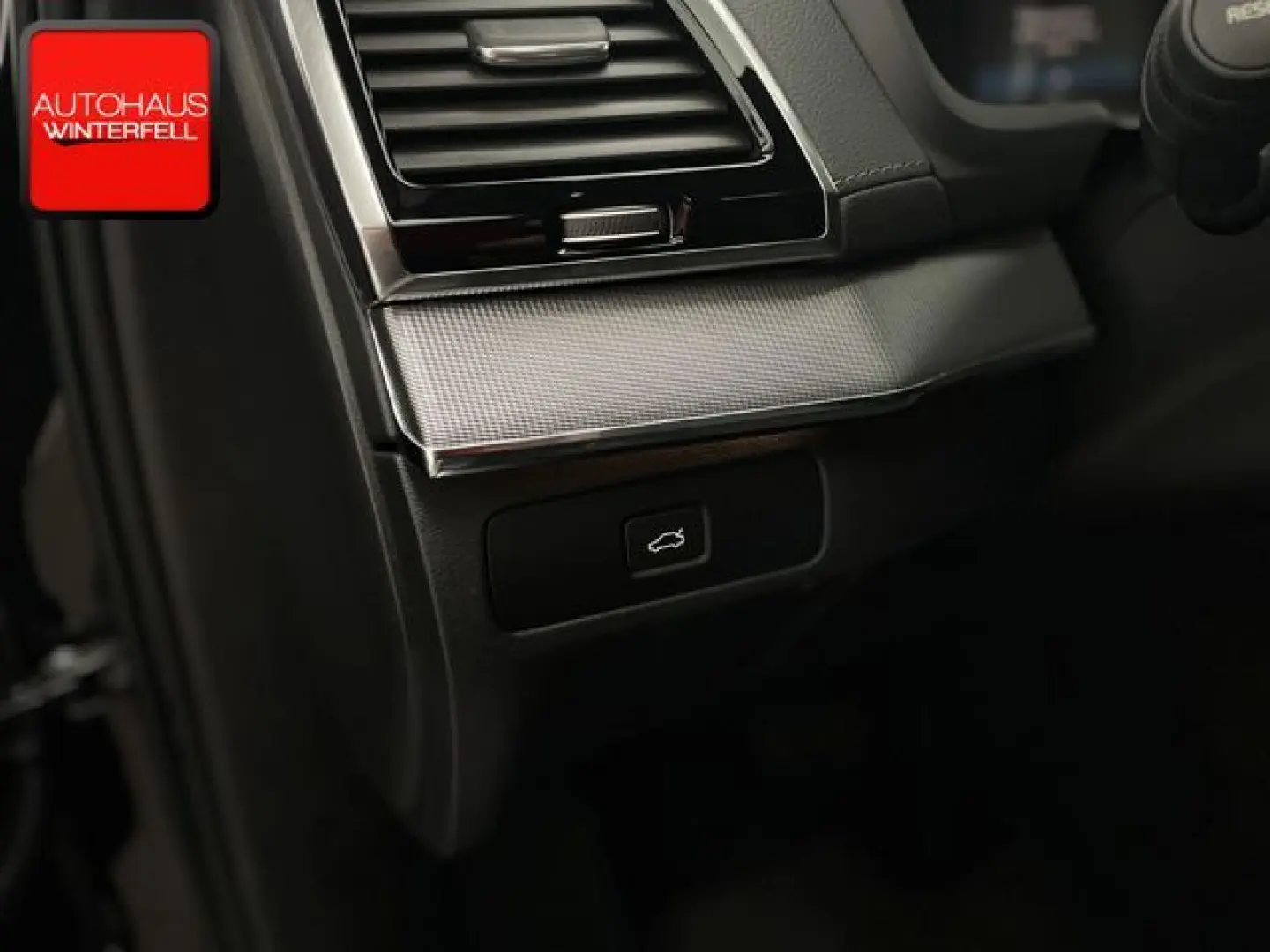 XC90 B5 D PLUS DARK AWD 7SITZ+PANO+AHK+360+MEMO+