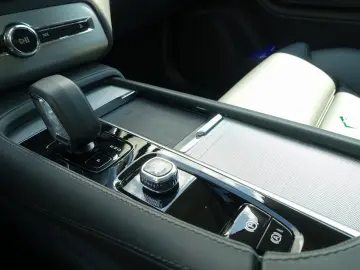 XC90 Recharge Plus Dark T8 AWD/AHK/Pano/360°/H&K