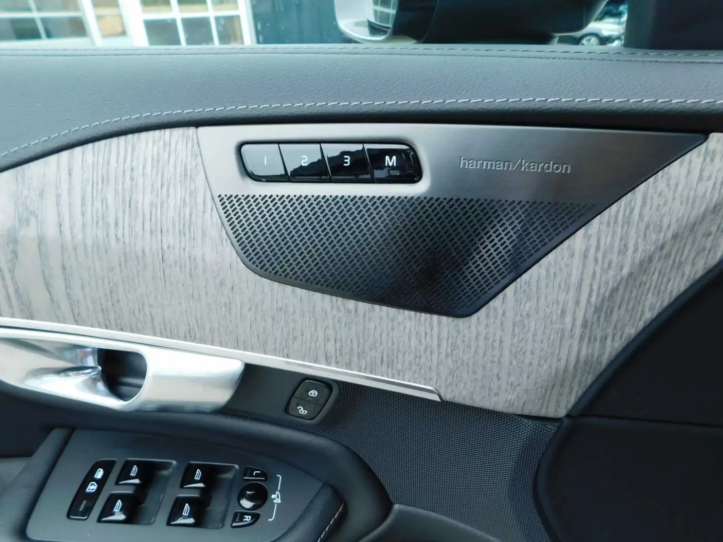XC90 Plug-In-Hybrid T8 AWD Recharge Ultimate Dar