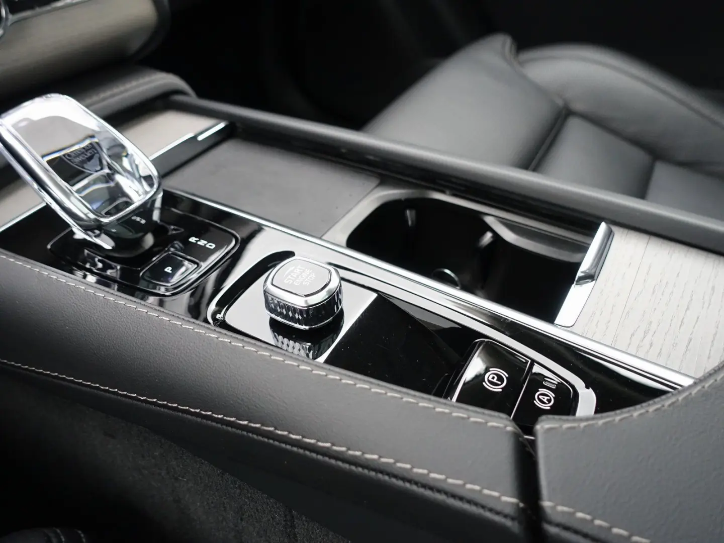 XC90 Ultra Dark T8 AWD Plug-in Hybrid/B&W/Massag