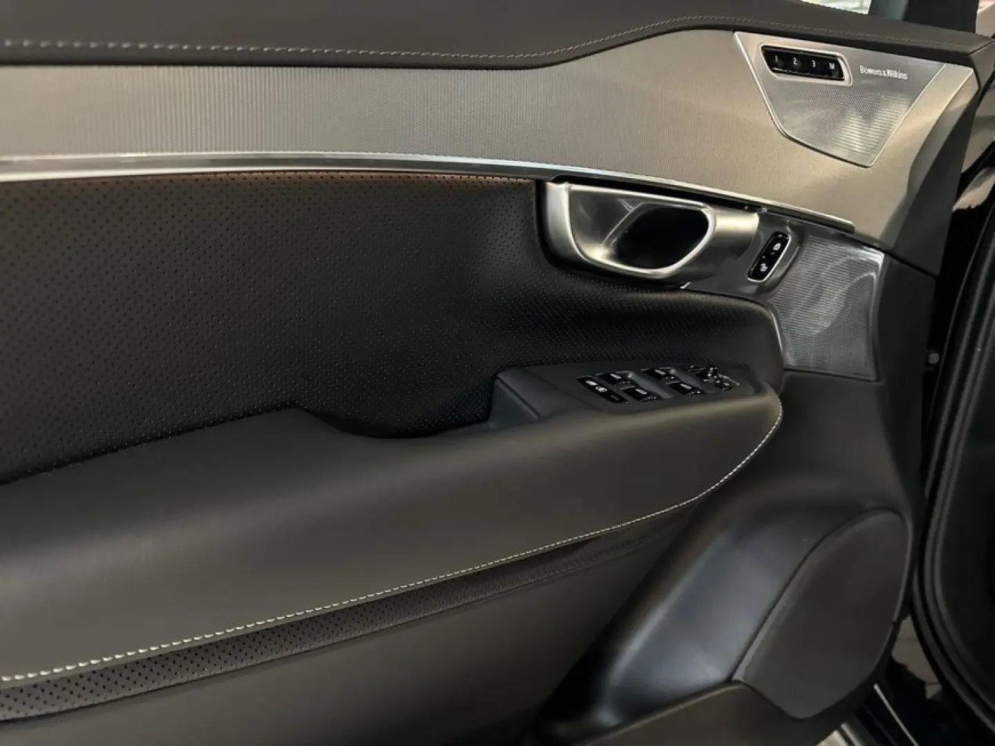XC90 T8 AWD Recharge Ultimate-Dark Glasd Luftf B