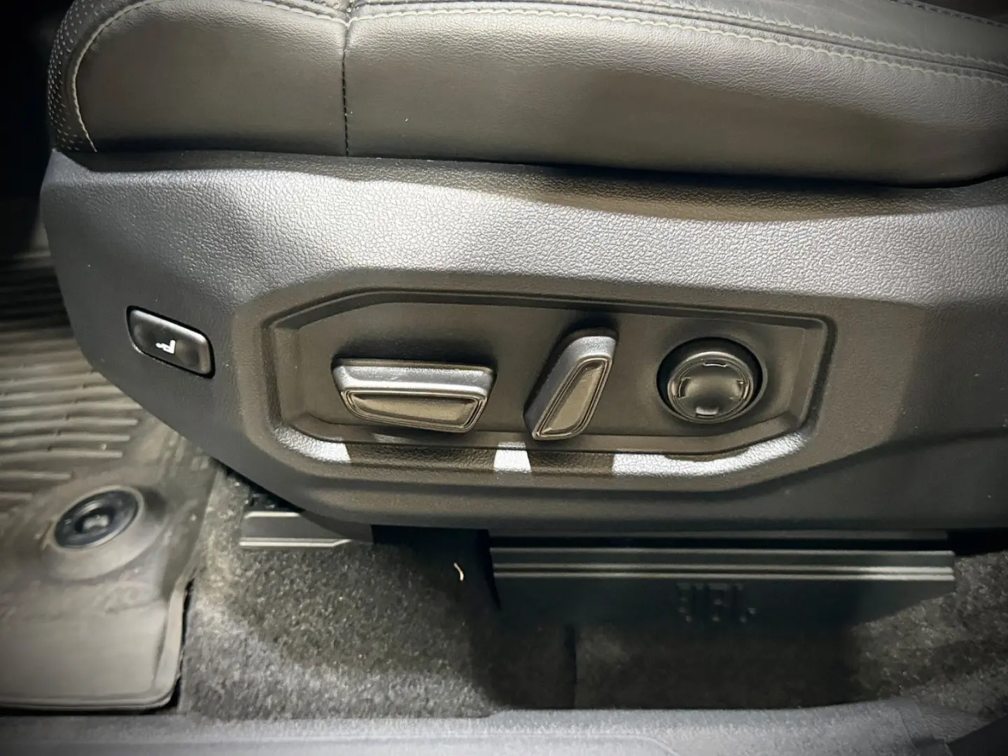Tundra*Capstone*Pano*JBL*LED*Navi*E-Trittbretter