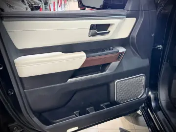 Tundra*Capstone*Pano*JBL*LED*Navi*E-Trittbretter
