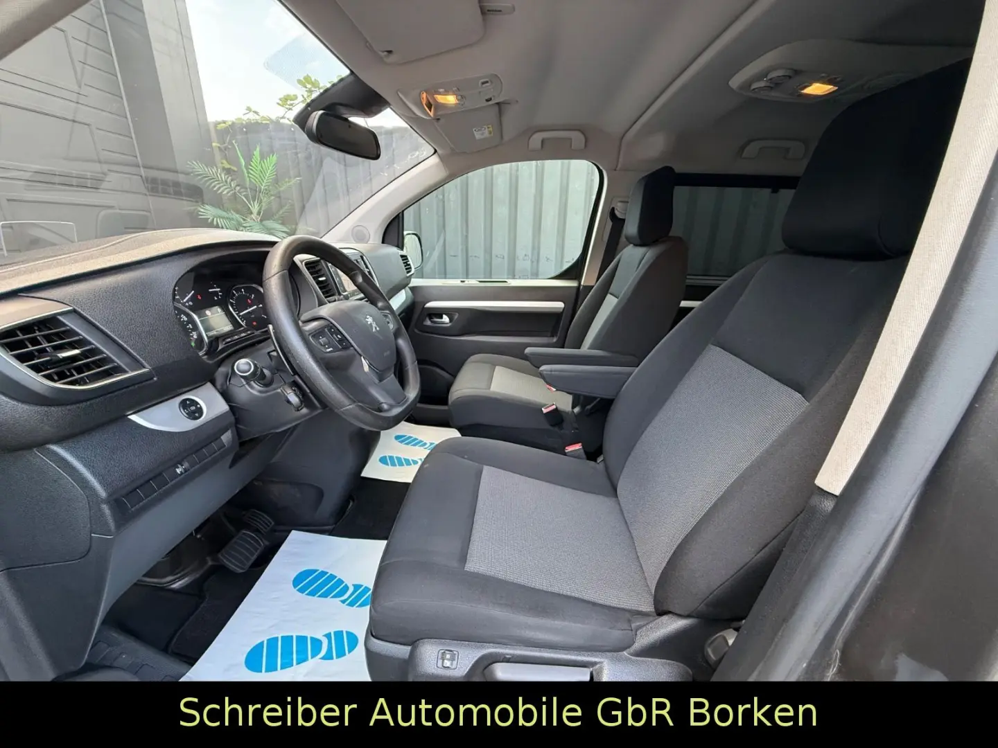 Traveller Business L2 HEAD-UP 8-SITZE KEYLESS