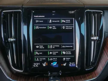VOLVO XC60 B4 INSCRIPTION